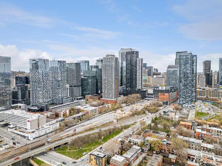 Urban Oasis In The Heart Of Montreal Apartment Exterior photo